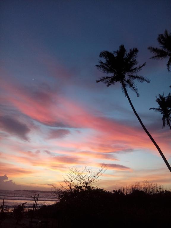 Relax Beach Resort Weligama Buitenkant foto